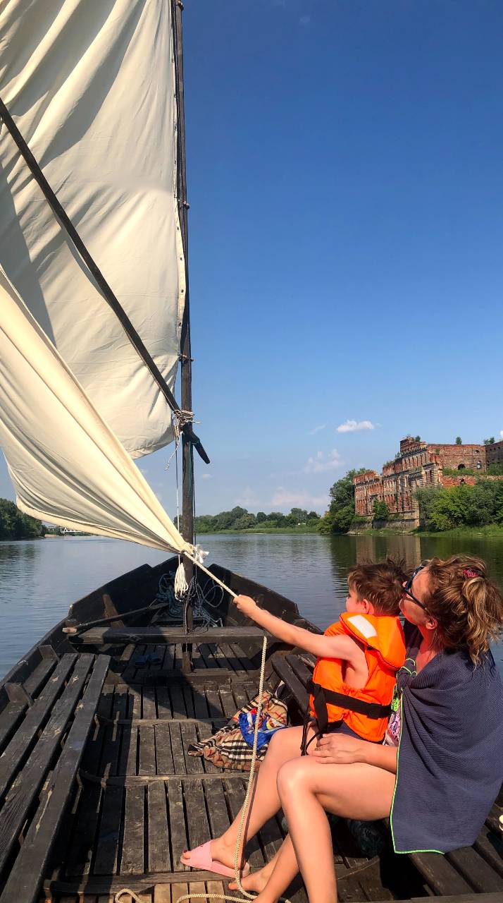 We are committed to river education. It is important for us to promote traditional sailing and river-friendly attitudes. We teach how to enjoy the Vistula while taking care of its ecosystem. We uphold and promote shipbuilding traditions and craftsmanship.